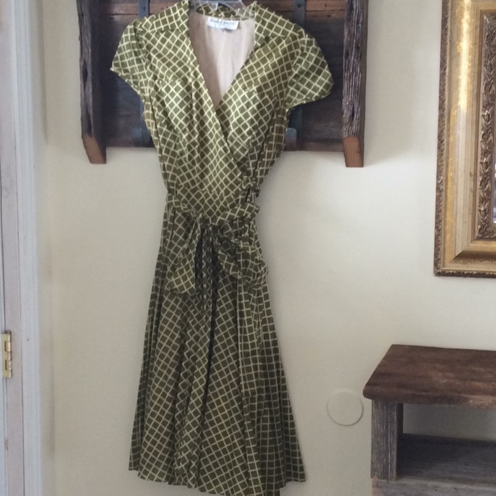 Beautiful green and cream vintage style dress.